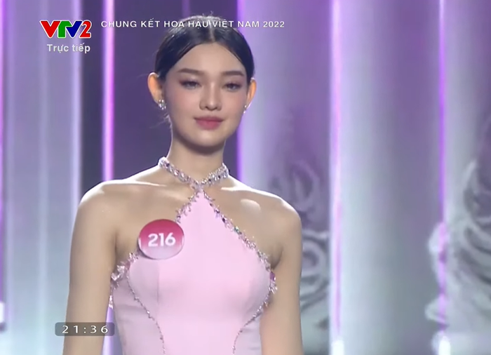 Bé Quyên xinh đẹp ngút ngàn với bộ váy màu hồng pastel. 