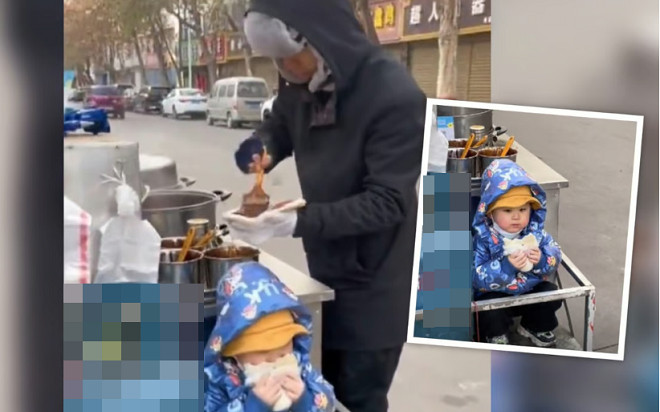 Bé trai ngồi ăn bánh ngon lành trên xe hàng dong nhưng lại khiến dân tình nơm nớp lo sợ vì thứ bên cạnh Ảnh 2
