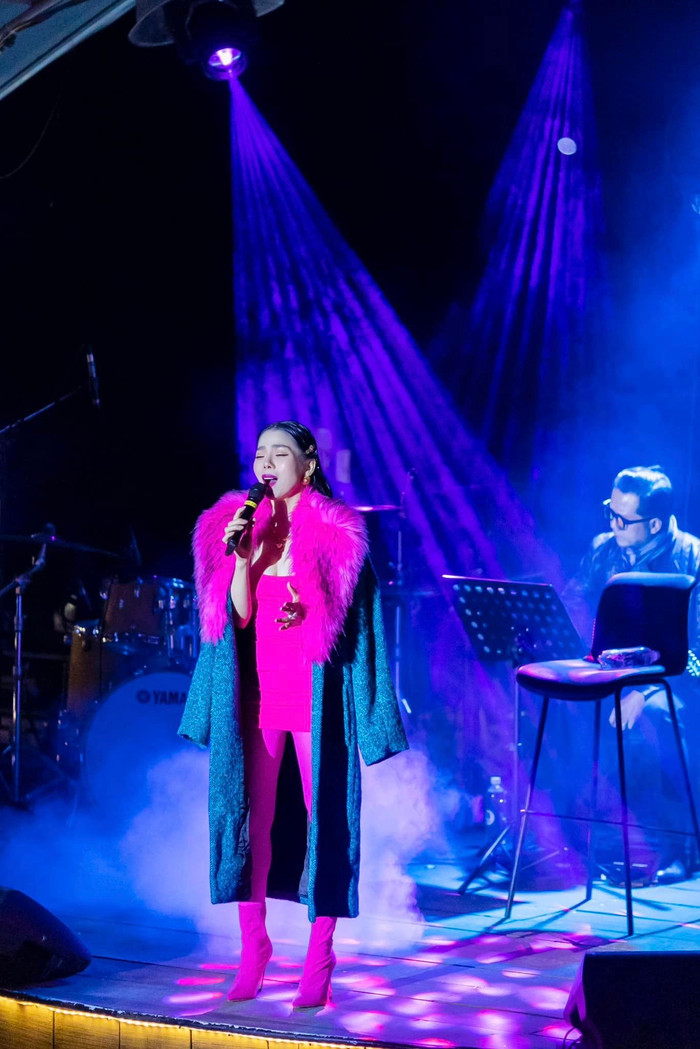 Lâu ngày mới chạy show tại Đà Lạt, bất ngờ trước hành động của khán giả dành cho Lệ Quyên Ảnh 1