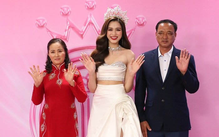 Bố mẹ Đỗ Thị Hà xuất hiện trên sân khấu Hoa hậu Việt Nam 2022 Ảnh 2