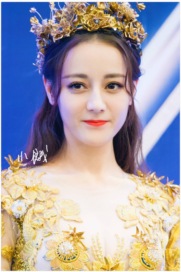 Giải thưởng Thị Hậu Kim Ưng của Địch Lệ Nhiệt Ba năm xưa cho đến giờ vẫn thường xuyên bị netizen mang ra mỉa mai.