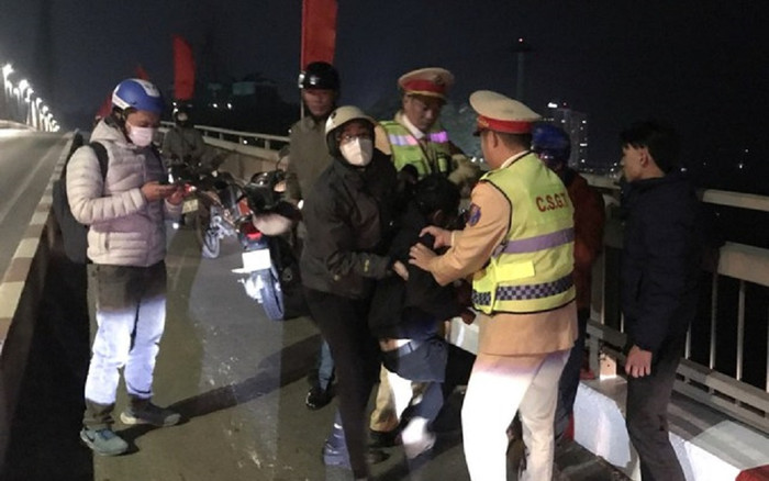 Buồn chuyện gia đình, thanh niên nảy sinh ý định nhảy cầu tự tử và cái kết Ảnh 2