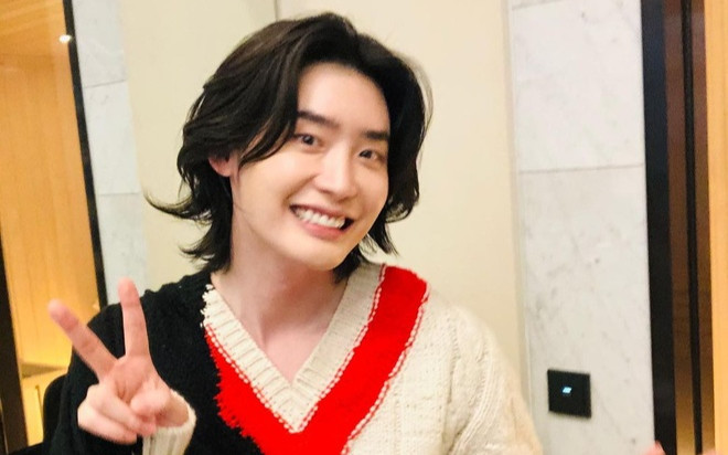 Không chỉ Hyun Bin, loạt nam thần này cũng 'lột xác' khi để tóc dài lãng tử Ảnh 2