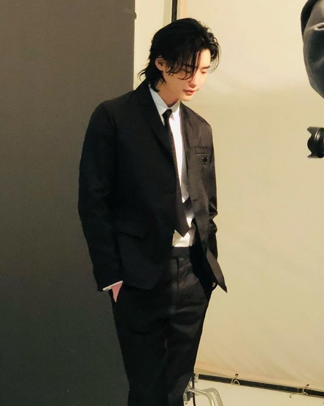 Lee Jong Suk cũng từng để tóc dài lãng tử.