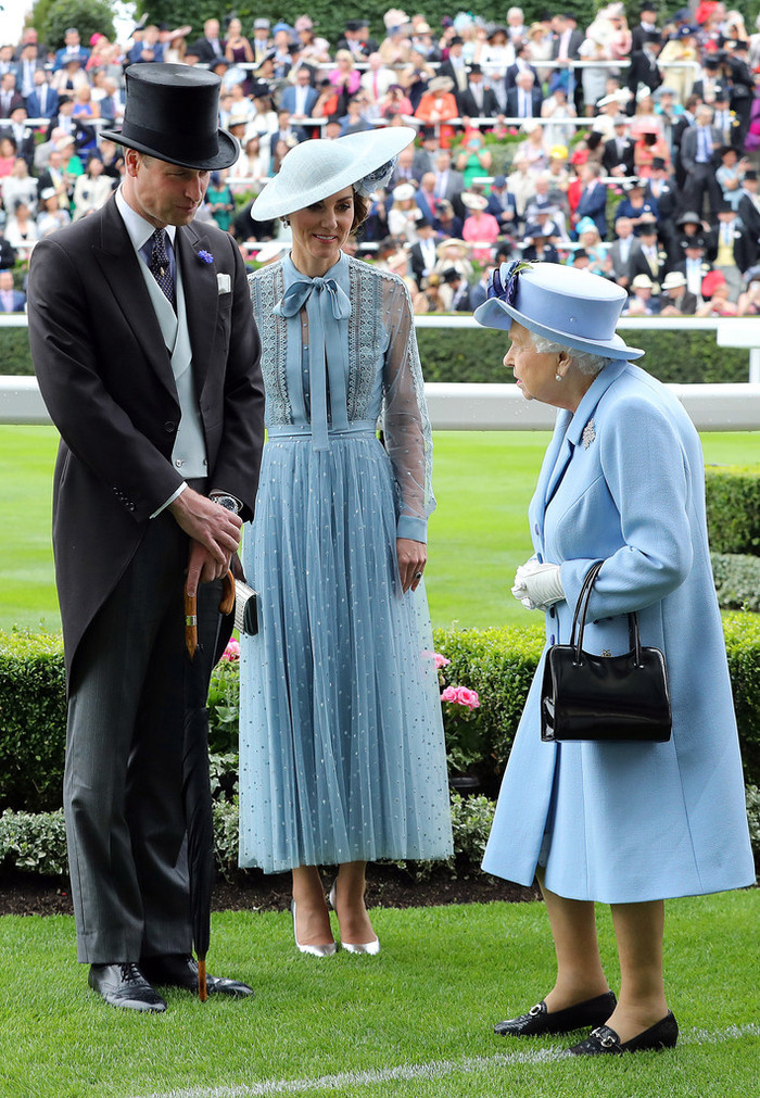 Công nương Kate và Nữ hoàng Elizabeth cùng mặc màu xanh da trời tại sự kiện Royal Ascot năm 2019. Theo Harper's Bazaar, váy của Kate là một thiết kế của Elie Saab còn mũ thuộc thương hiệu Philip Treacy.