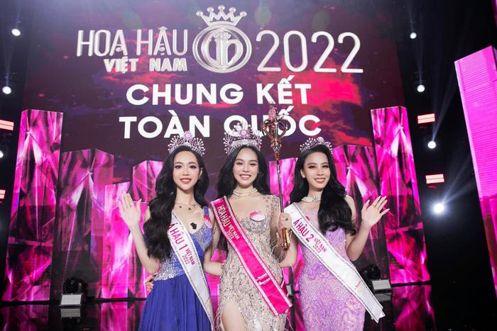 Nhan sắc Top 3 Hoa hậu Việt Nam 2022 sau đêm đăng quang: Có 'cân' được ống kính team qua đường? Ảnh 1