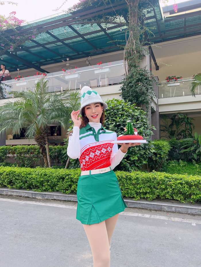 Hải Anh bật mí, chỉ cần mặc sơ mi golf hoặc áo pull có cổ với những màu sắc tươi trẻ, nổi bật và lạ mắt như màu vàng chanh, xanh ngọc, xanh lam, cam, tím… kết hợp với quần golf hay váy thể thao. Đi kèm là những phụ kiện cùng tông (giày, mũ, thắt lưng) sẽ khiến nữ golf thu hút những ánh nhìn ngưỡng mộ khi tản bộ trên sân.