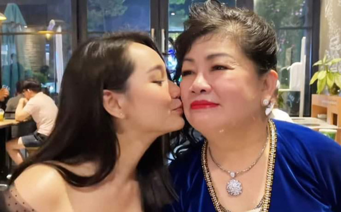 Trúc Anh hôn má, thân thiết 'nhà sản xuất trăm tỷ' Dung Bình Dương sau ồn ào kiện tụng Ảnh 2