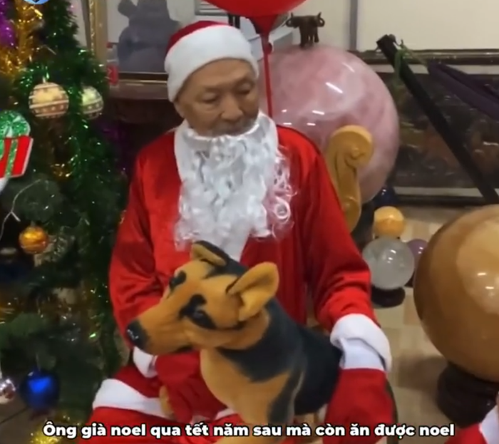 “Đây là ông già Noel 90 tuổi, ông già Noel này ngày nào nằm võng cũng nói là các con ráng tu học đi bởi vì chưa chắc ông già Noel qua Tết năm sau mà còn ăn được Noel năm sau”, người quay clip nói.
