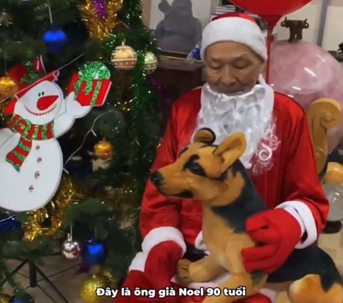 Ông già Noel ôm một “con chó tuần lộc” (theo lời người quay clip). (Ảnh cắt từ clip MXH).