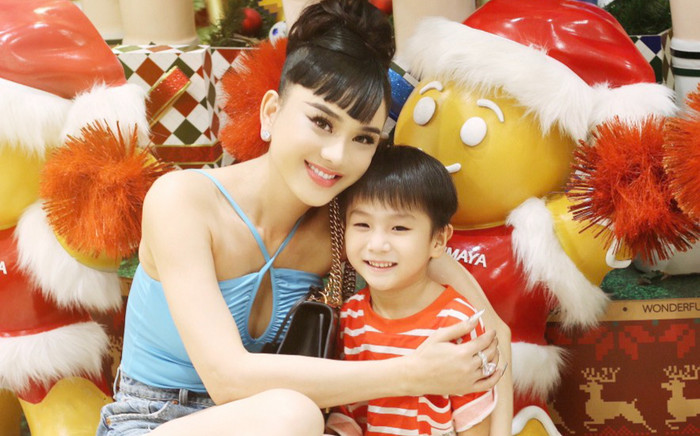 Lâm Khánh Chi chụp ảnh cùng con trai nhân dịp Giáng Sinh, tiết lộ cuộc sống hiện tại Ảnh 2