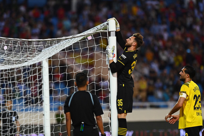 Xà ngang sân Mỹ Đình bị bung ở trận Việt Nam gặp Dortmund. Ảnh: Anh Đồng
