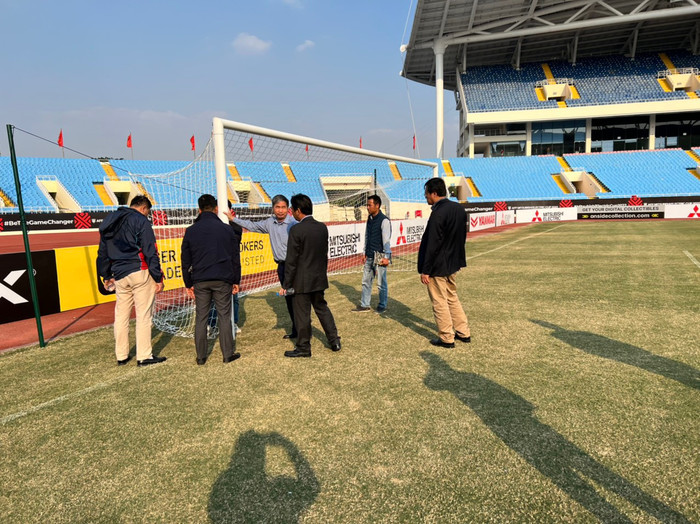 Tổng thư ký VFF - Dương Nghiệp Khôi (áo sơ mi) kiểm tra khung thành ở sân Mỹ Đinh. Không khó để nhận thấy mặt cỏ của sân Mỹ Đình bị úa vàng.