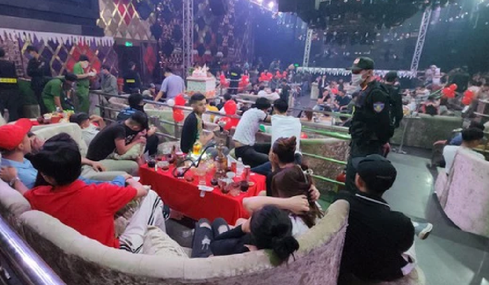 Kiểm tra đột xuất quán bar phát hiện 139 người dương tính với ma tuý Ảnh 1