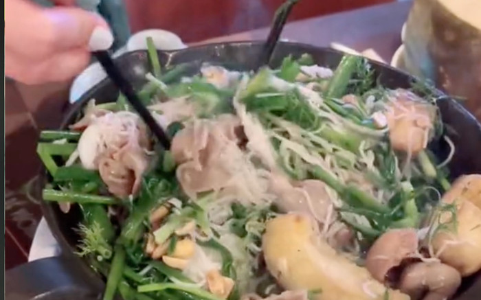 Vợ nghệ sĩ Quốc Cơ hướng dẫn ăn món chả cá theo cách trộn cả bún vào, dân mạng liền phản ứng Ảnh 2