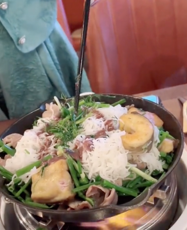 Vợ nghệ sĩ Quốc Cơ hướng dẫn ăn món chả cá theo cách trộn cả bún vào, dân mạng liền phản ứng Ảnh 1