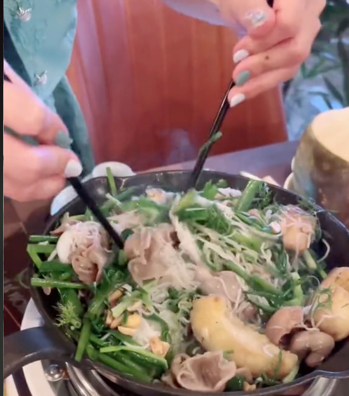 Vợ nghệ sĩ Quốc Cơ hướng dẫn ăn món chả cá theo cách trộn cả bún vào, dân mạng liền phản ứng Ảnh 4