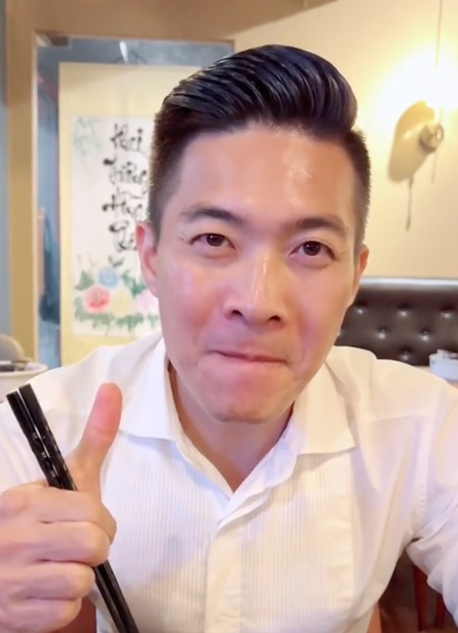 Quốc Cơ thích thú món ăn vợ làm