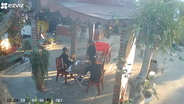 Người đàn ông ngồi bên trái liên tục dè bỉu bạn (người đội mũ cối) về vấn đề không đẻ được con trai, su này không có đứa chống gậy. 