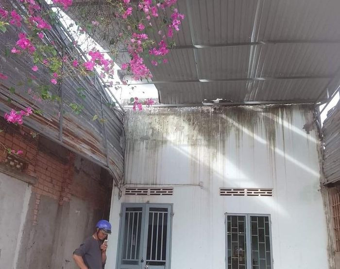 Một phần mái che bị hỏng sau vụ nổ