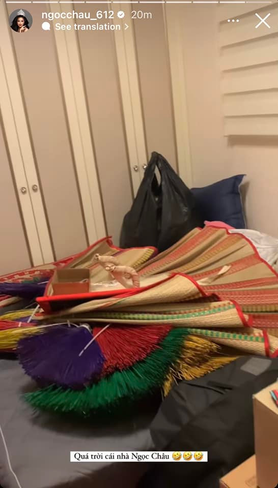 Nàng hậu chia sẻ căn nhà tràn ngập quần áo và phụ kiện để mang theo sang Mỹ thi đấu.