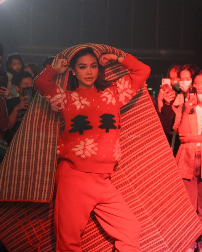 Không chỉ một lần, mà hành động sử dụng chiếu để nằm ra đất 'lăn qua lại' của Engfa Waraha được lặp lại nhiều lần trong các sự kiện mà cô tham gia. 