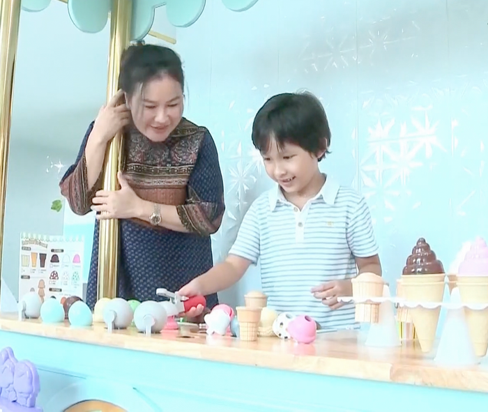 Bà xã diễn viên Quý Bình và con trai trong một buổi tham quan mô hình kinh doanh mới.