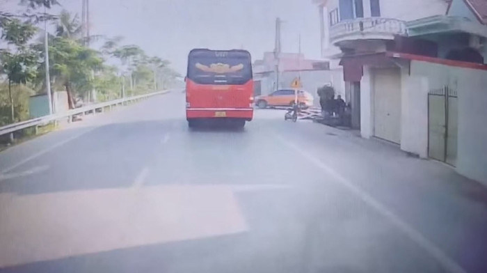 Xe ô tô con màu cam lao từ trong hẻm ra nhưng thiếu quan sát...