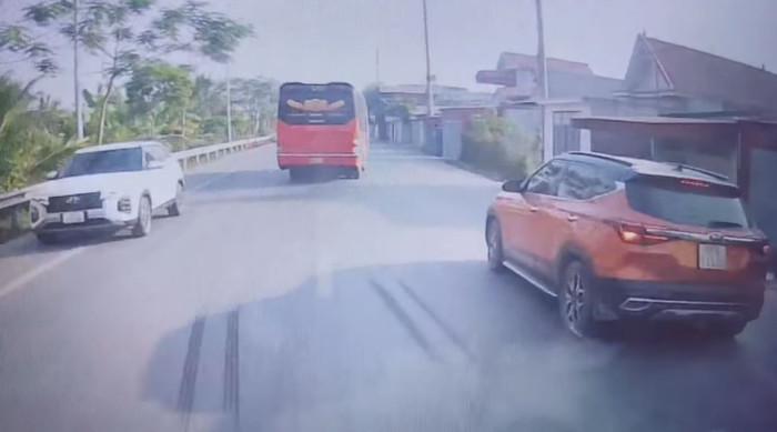 Nhờ màn bẻ lái 'thần sầu' của tài xế ô tô khách đã thoát vụ tai nạn nghiêm trọng. 