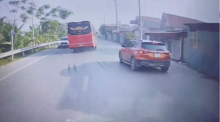 May mắn là ô tô khách đã bẻ lái khá chuẩn nên mới không tông trực diện xe ô tô con màu trắng đang di chuyển theo hướng ngược chiều
