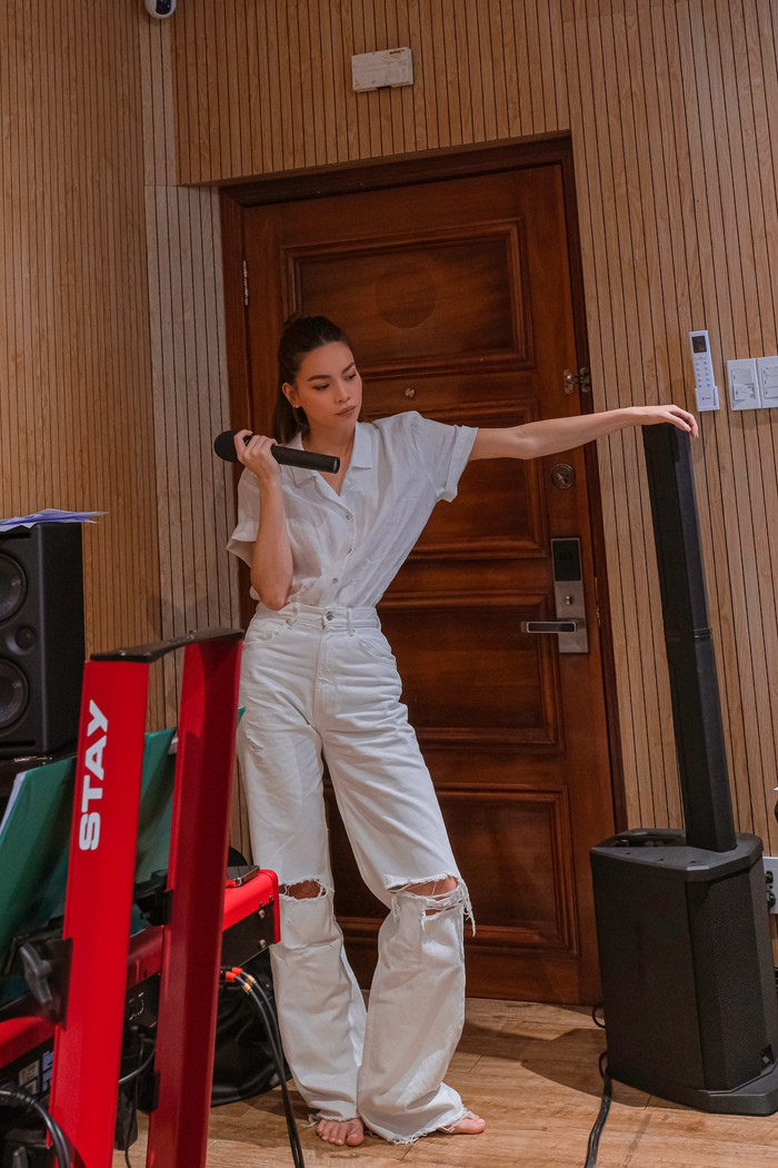 Lâu lâu bà mẹ 3 con Hà Hồ còn xuất hiện với hình tượng cá tính và bụi bặm, vẫn là màu trắng nhưng cô chọn áo sơ mi kết hợp với quần jeans trắng rách ngổ ngáo.