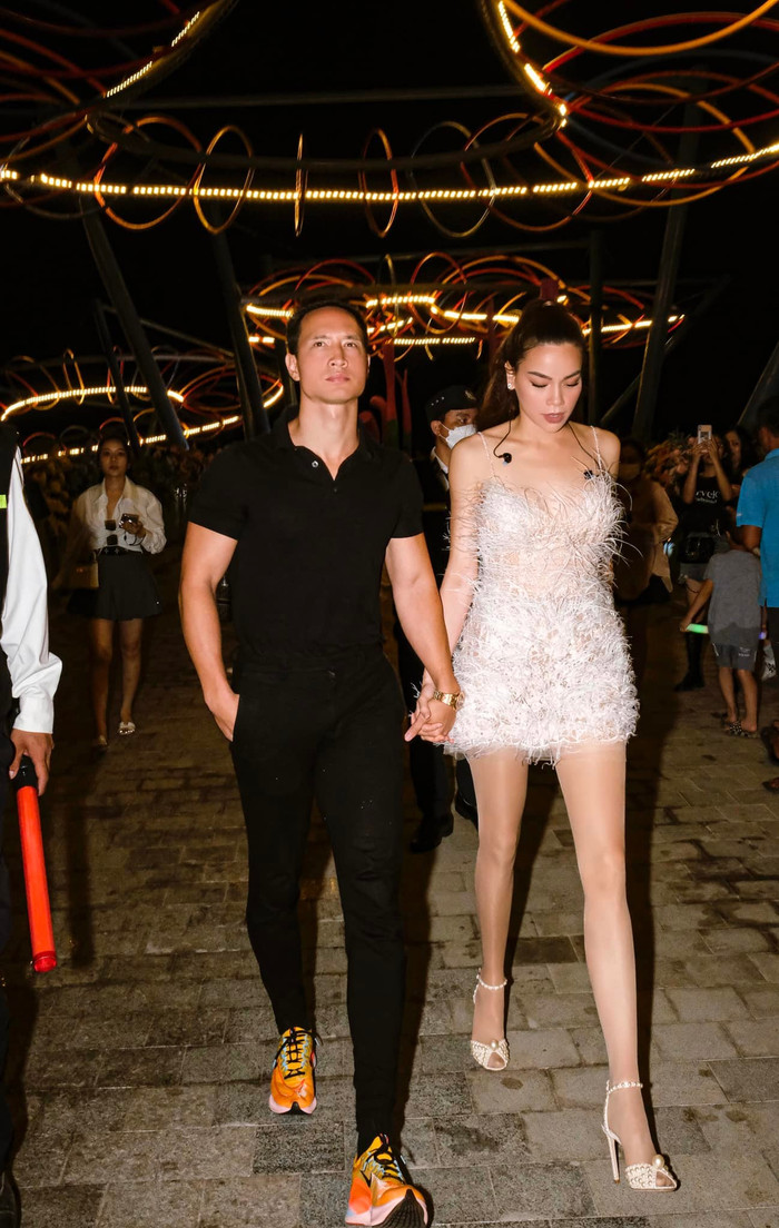 Khi tay trong tay cùng ông xã Kim Lý, người đẹp lựa chọn nguyên cây màu trắng đầm bodycon tua rua nữ tính, phối cùng giày cao gót màu trắng đính ngọc trai điệu đà.