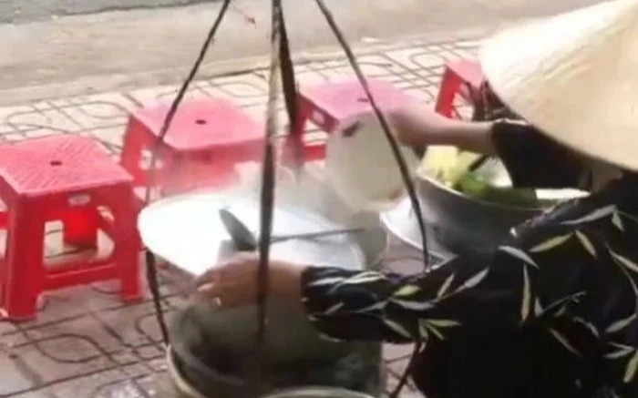 Người bán hàng rong đổ nước bún khách ăn thừa vào nồi nước dùng trình bày gì với Cơ quan chức năng? Ảnh 2