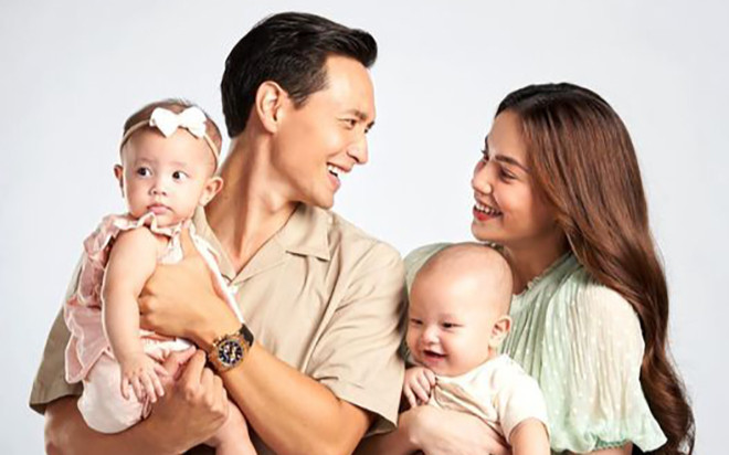 Được Kim Lý giả ông già Noel tặng quà, Lisa - Leon có phản ứng khiến dân tình 'cười ngất' Ảnh 2