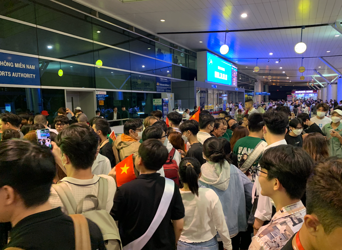 Hàng trăm người hâm mộ đã có mặt từ sớm để nói lời chúc mừng và tiễn Hoa hậu Hoàn vũ Việt Nam 2022 đến Mỹ. 