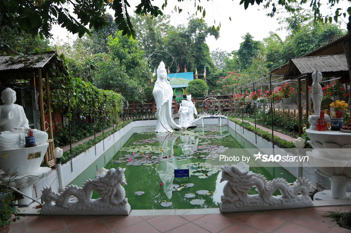 Khuôn viên chùa Tề Đồng Vật Ngã hay còn được biết đến là nghĩa trang chó mèo.