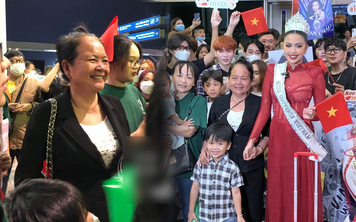 Mẹ Ngọc Châu diện chiếc áo 'vía' ra sân bay tiễn con gái: Hy vọng mang lại may mắn lần nữa Ảnh 2