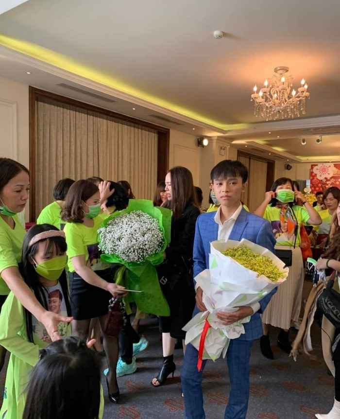 Hình ảnh Hồ Văn Cường khuôn mặt như mếu máo, xúc động giữa vòng vây của fan.