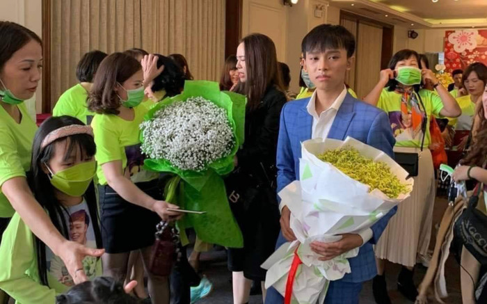 Sau sự cố 'nhà mới' bị đánh sập, Hồ Văn Cường khuôn mặt mếu máo như muốn khóc giữa vòng vây fan Ảnh 2