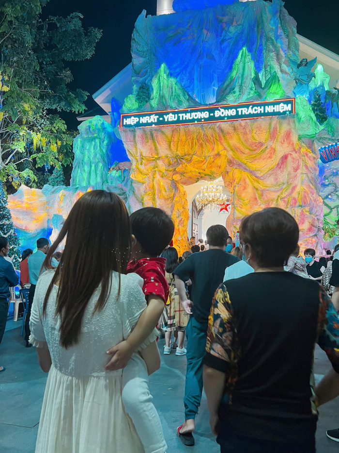 Hòa Minzy cùng con đi nhà thờ dịp Giáng Sinh.