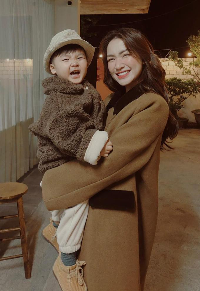 Hòa Minzy và bé Bo.
