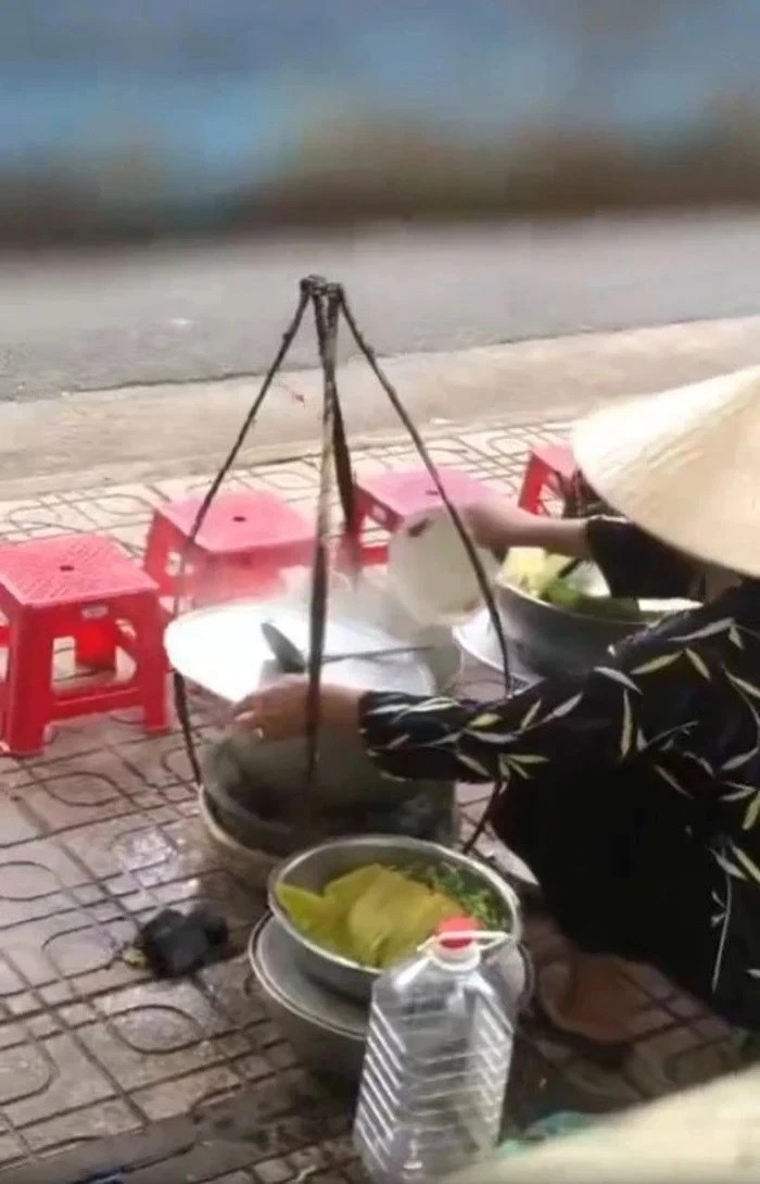 Bà T. bị thực khách quay lại cảnh đổ nước bún thừa vào nồi nước dùng. Ảnh cắt từ clip