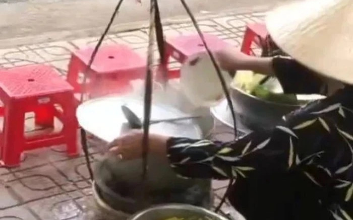 Người bán hàng rong đổ nước bún khách ăn thừa vào nồi nước dùng tiếp tục bị xử phạt Ảnh 2