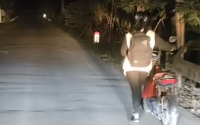 Xe hết điện, nữ sinh đành dắt bộ về nhà trên đoạn đường tối om nhưng 'phép màu' đã xuất hiện sau đó Ảnh 2