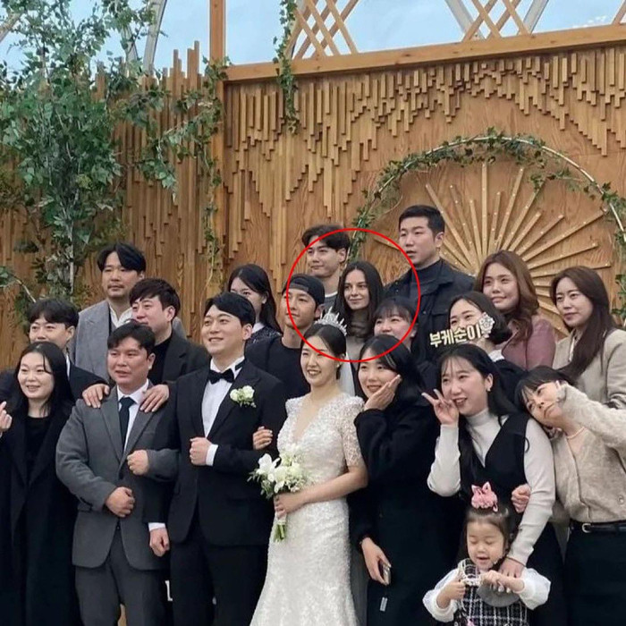 Có thể thấy, mặc dù bị “team qua đường” chụp lén nhưng nhan sắc của bạn gái Song Joong Ki không phải dạng vừa đâu.