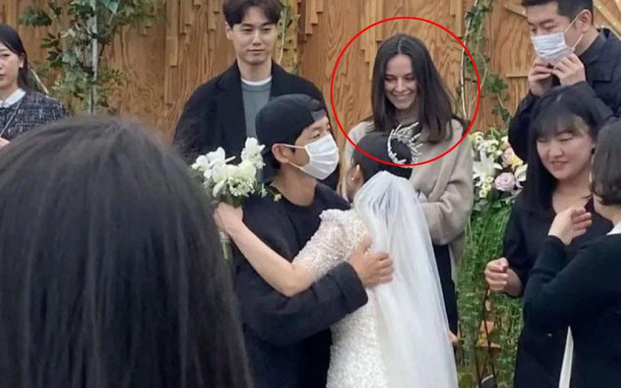 Không còn úp mở, Song Joong Ki đưa người yêu mới tham dự đám cưới bạn Ảnh 2