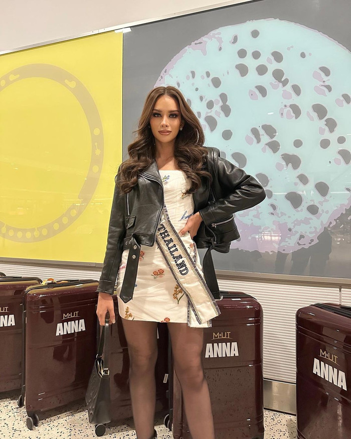 Trong ngày đầu tiên khi hạ cánh tại Mỹ, người đẹp đã diện một chiếc đầm hoa ngắn. Tuy nhiên, cô lại khoác áo da khiến tổng thể trở nên 'lạc quẻ'. 