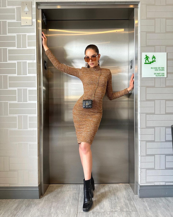 Anna khá chăm chỉ thay outfit để chụp ảnh, tuy nhiên các bộ cánh của mỹ nhân sinh năm 1998 lại đem lại cảm giác cũ, không có sự bức phá và tôn được vẻ đẹp của một 'nữ hoàng sắc đẹp'. 