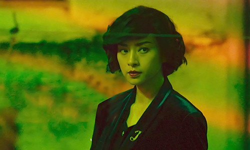 Phong cách chuẩn 'bà trùm' của dì Lin ở cuối phim