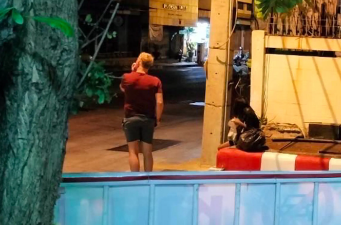 Ngang nhiên 'ân ái' trên đường phố, nam du khách nước ngoài bị cảnh sát Thái Lan truy lùng Ảnh 2
